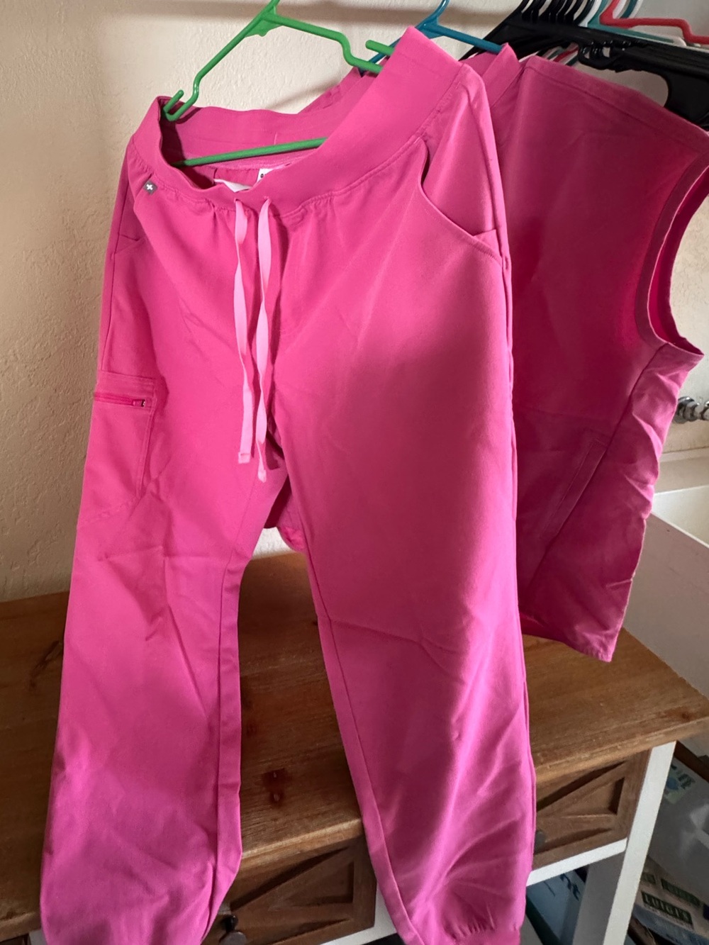 Figs SET: M Rafaela top & L high-waisted Zamora jogger in Pink